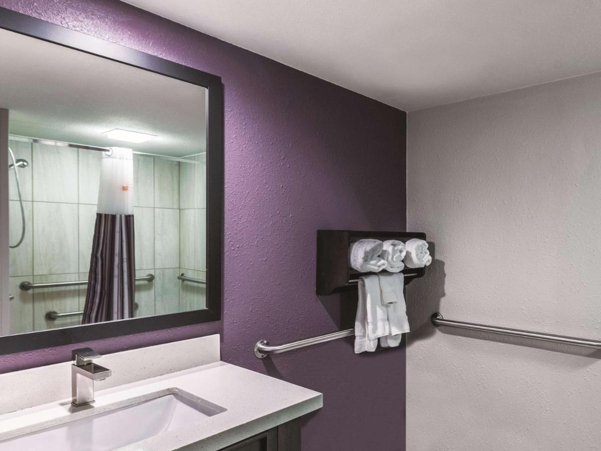 King Room with Bath Tub - Mobility Accessible/Non-Smoking