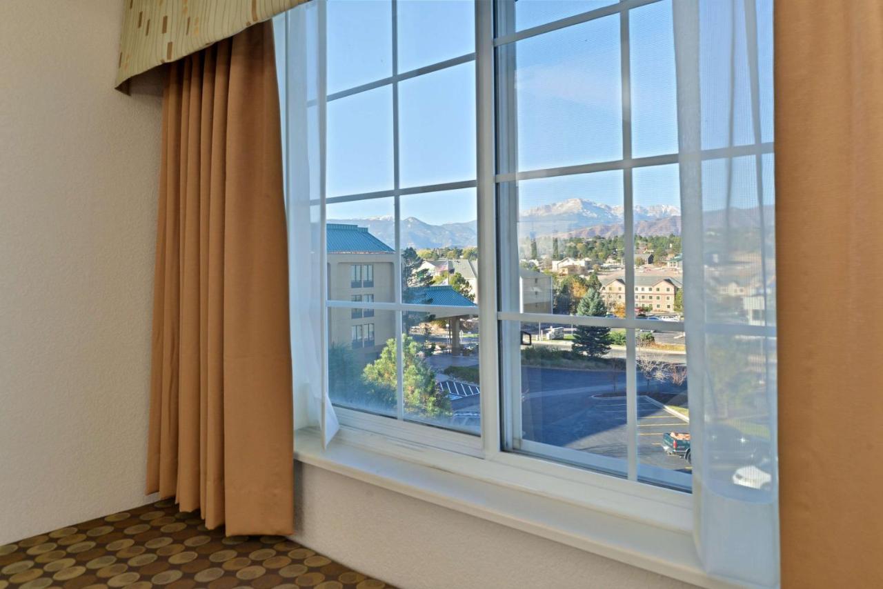 King Suite with Mountain View